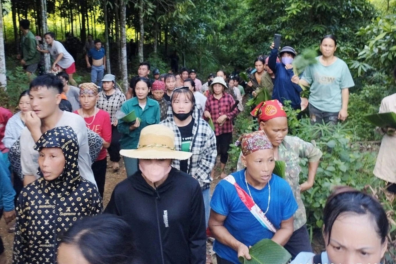 Hơn 100 người tham gia tìm kiếm bé trai 6 tuổi bị mất tích. (Ảnh: Hoàng Tuấn) Hơn 100 người tham gia tìm kiếm bé trai 6 tuổi bị mất tích. (Ảnh: Hoàng Tuấn)