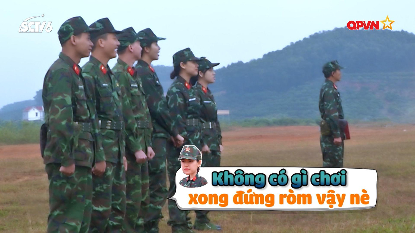 Những người kém may mắn không trả lời đúng câu hỏi đành "lùi bước về phía sau" để nhìn đồng đội rõ hơn.