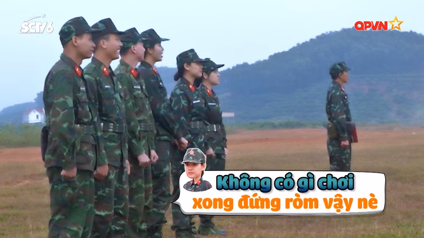 Những người kém may mắn không trả lời đúng câu hỏi đành "lùi bước về phía sau" để nhìn đồng đội rõ hơn.