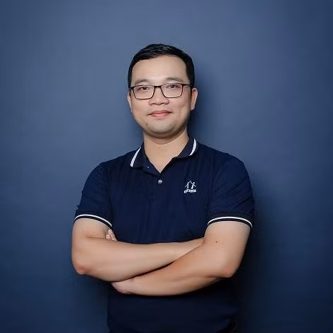 Thầy giáo Lưu Huy Thưởng.
