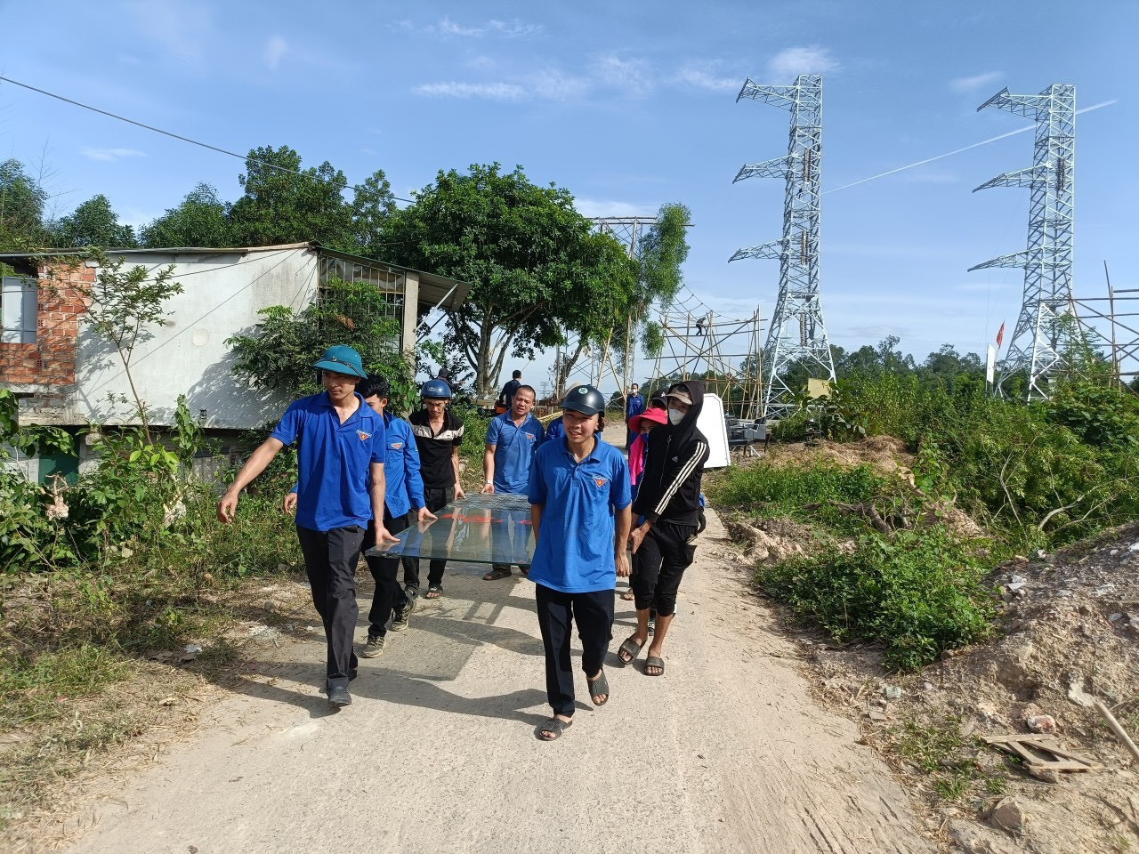 Đoàn viên thanh niên tham gia hỗ trợ đẩy nhanh tiến độ, hoàn thành sớm công trình đường dây 500kV mạch 3. Đoàn viên thanh niên tham gia hỗ trợ đẩy nhanh tiến độ, hoàn thành sớm công trình đường dây 500kV mạch 3.