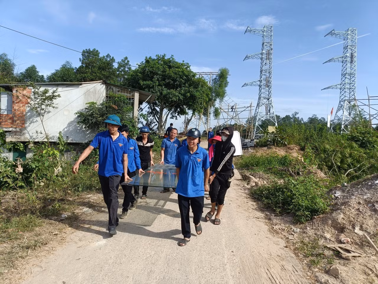 Đoàn viên thanh niên tham gia hỗ trợ đẩy nhanh tiến độ, hoàn thành sớm công trình đường dây 500kV mạch 3.