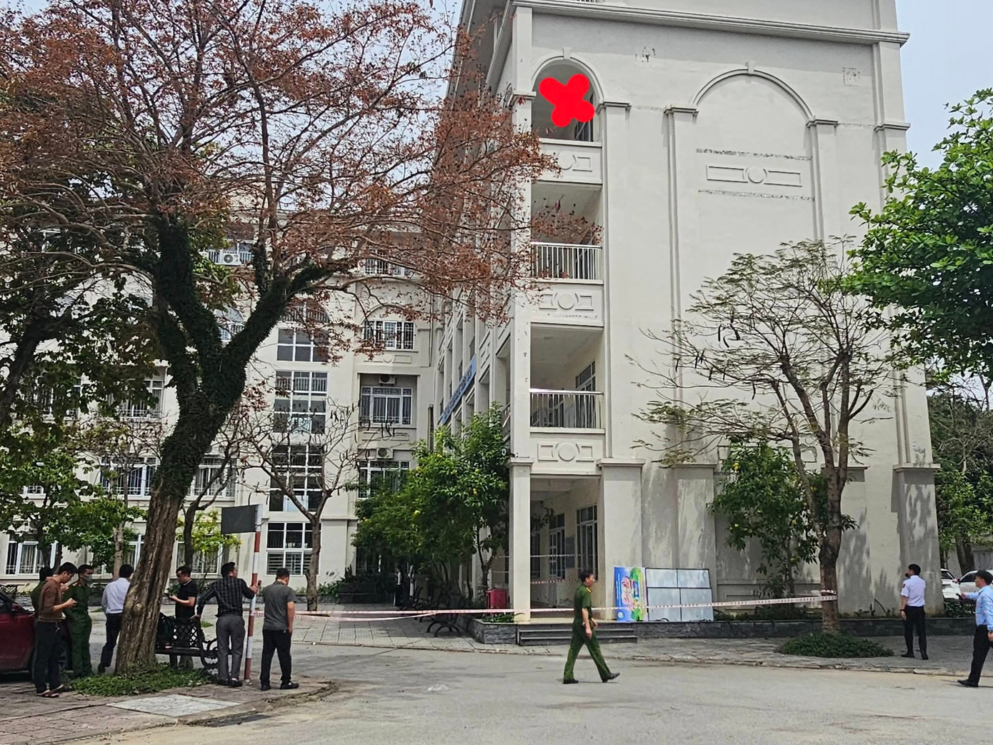 3 nữ sinh lớp 9 Trường Thực hành Sư phạm (ĐH Vinh, Nghệ An) bị thương khi lan can tầng 4 đổ sập trong giờ ra chơi. (Ảnh: Nguyễn Tuấn)