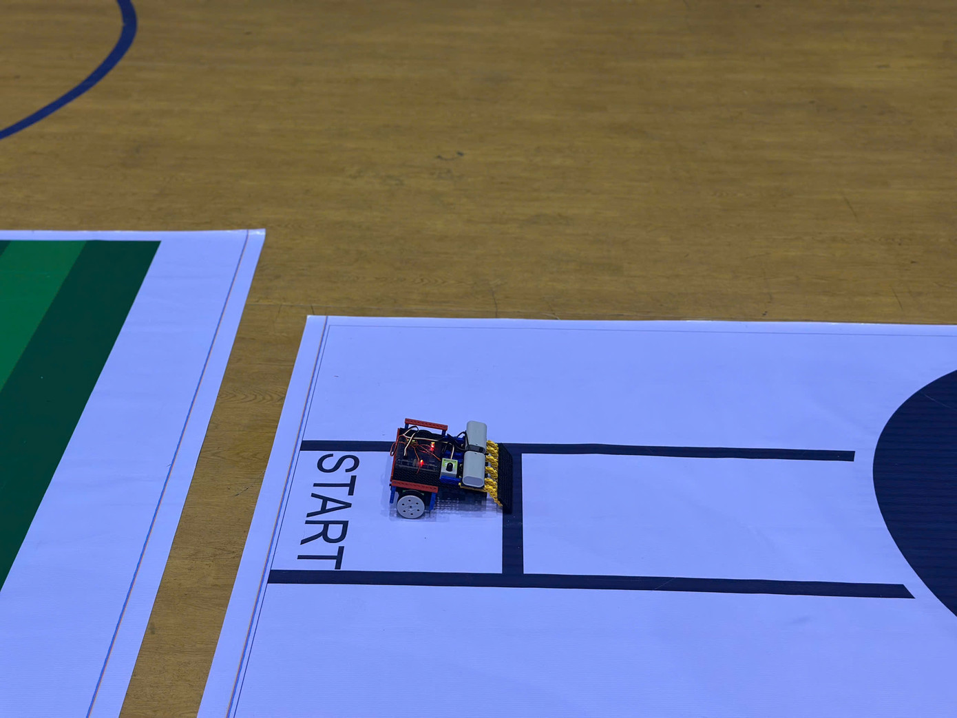 Các bạn nhỏ trải nghiệm điều khiển robot đá bóng. Các bạn nhỏ trải nghiệm điều khiển robot đá bóng.