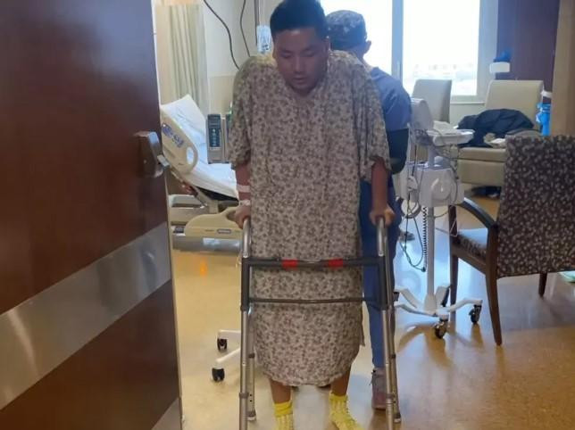 Theo kế hoạch, Khoa Pug sẽ ở lại trong bệnh viện 3 ngày 2 đêm để hồi phục hậu phẫu rồi sau đó quay về khách sạn. Theo kế hoạch, Khoa Pug sẽ ở lại trong bệnh viện 3 ngày 2 đêm để hồi phục hậu phẫu rồi sau đó quay về khách sạn.