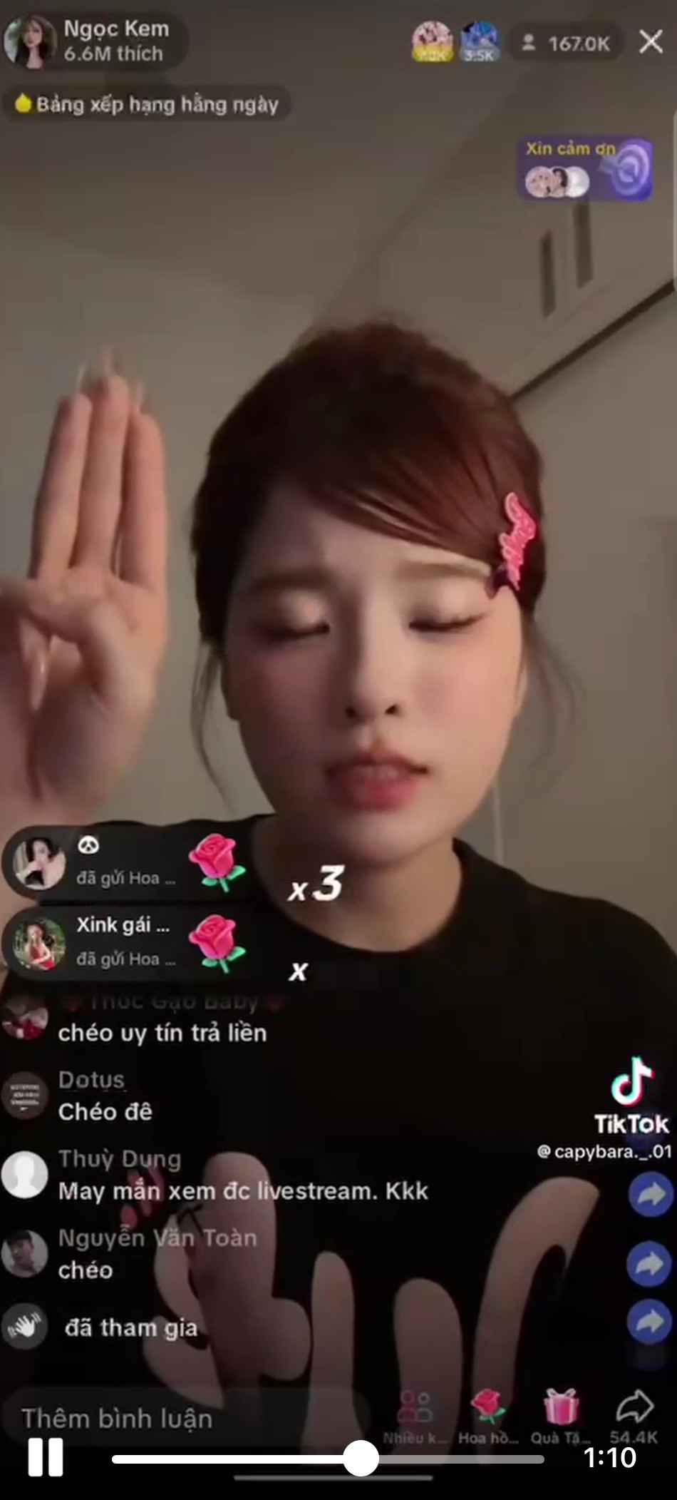 Nữ TikToker liên tục thề để thuyết phục rằng lời mình nói là sự thật. Nữ TikToker liên tục thề để thuyết phục rằng lời mình nói là sự thật.