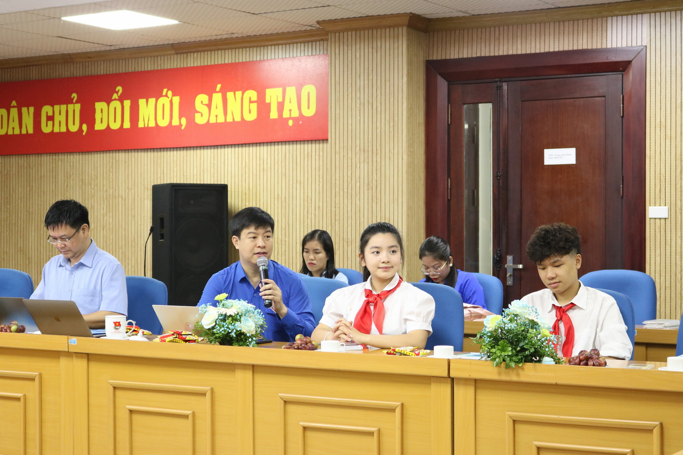 Đồng chí Lê Hải Long - Uỷ viên BTV, Trưởng Ban Công tác thiếu nhi T.Ư Đoàn, Phó Chủ tịch thường trực Hội đồng Đội T.Ư trả lời câu hỏi của đại biểu thiếu nhi. Đồng chí Lê Hải Long - Uỷ viên BTV, Trưởng Ban Công tác thiếu nhi T.Ư Đoàn, Phó Chủ tịch thường trực Hội đồng Đội T.Ư trả lời câu hỏi của đại biểu thiếu nhi.