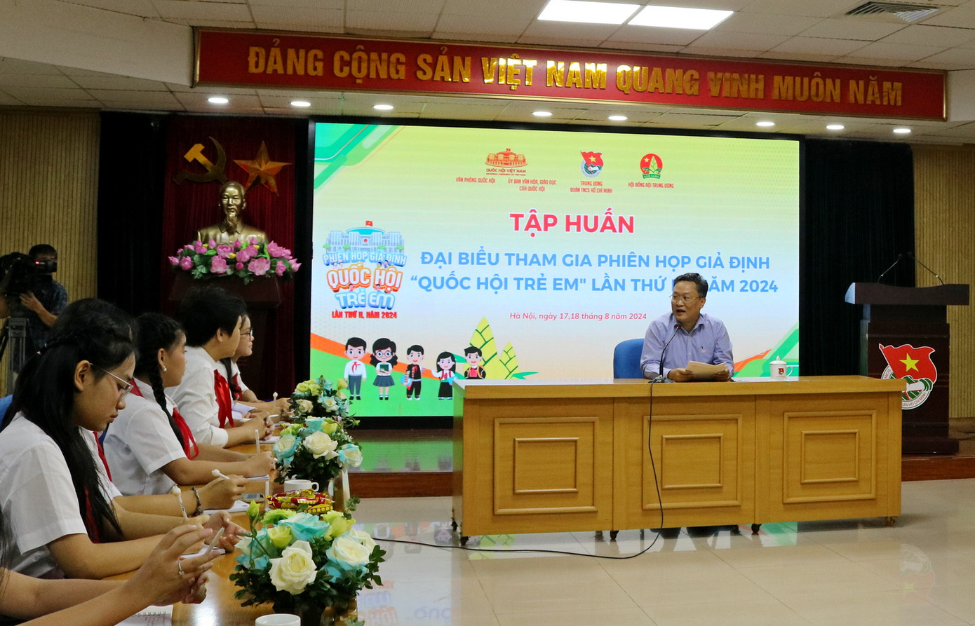 Đồng chí Vũ Minh Đạo, Vụ trưởng Vụ Văn hóa, Giáo dục, Văn phòng Quốc hội giới thiệu về Quốc hội, vai trò đại biểu Quốc hội; trách nhiệm của đại biểu Quốc hội khi tham gia thảo luận, tranh luận tại phiên họp; các vị trí điều hành tại Quốc hội; chương trình các kỳ họp, phiên họp Quốc hội. Đồng chí Vũ Minh Đạo, Vụ trưởng Vụ Văn hóa, Giáo dục, Văn phòng Quốc hội giới thiệu về Quốc hội, vai trò đại biểu Quốc hội; trách nhiệm của đại biểu Quốc hội khi tham gia thảo luận, tranh luận tại phiên họp; các vị trí điều hành tại Quốc hội; chương trình các kỳ họp, phiên họp Quốc hội.