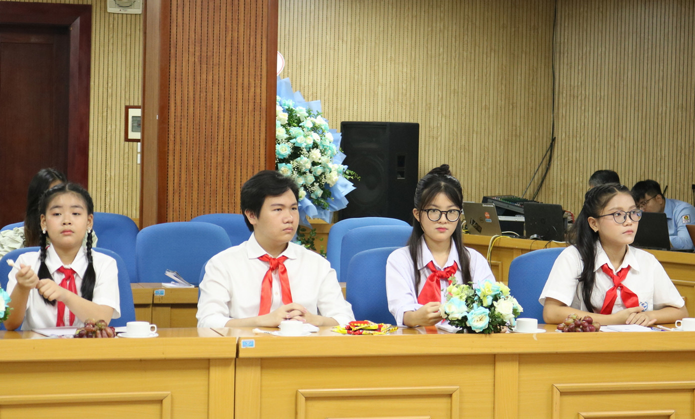 Đại biểu thiếu nhi của TP Hà Nội tham dự trực tiếp tại điểm cẩu T.Ư. Đại biểu thiếu nhi của TP Hà Nội tham dự trực tiếp tại điểm cẩu T.Ư.
