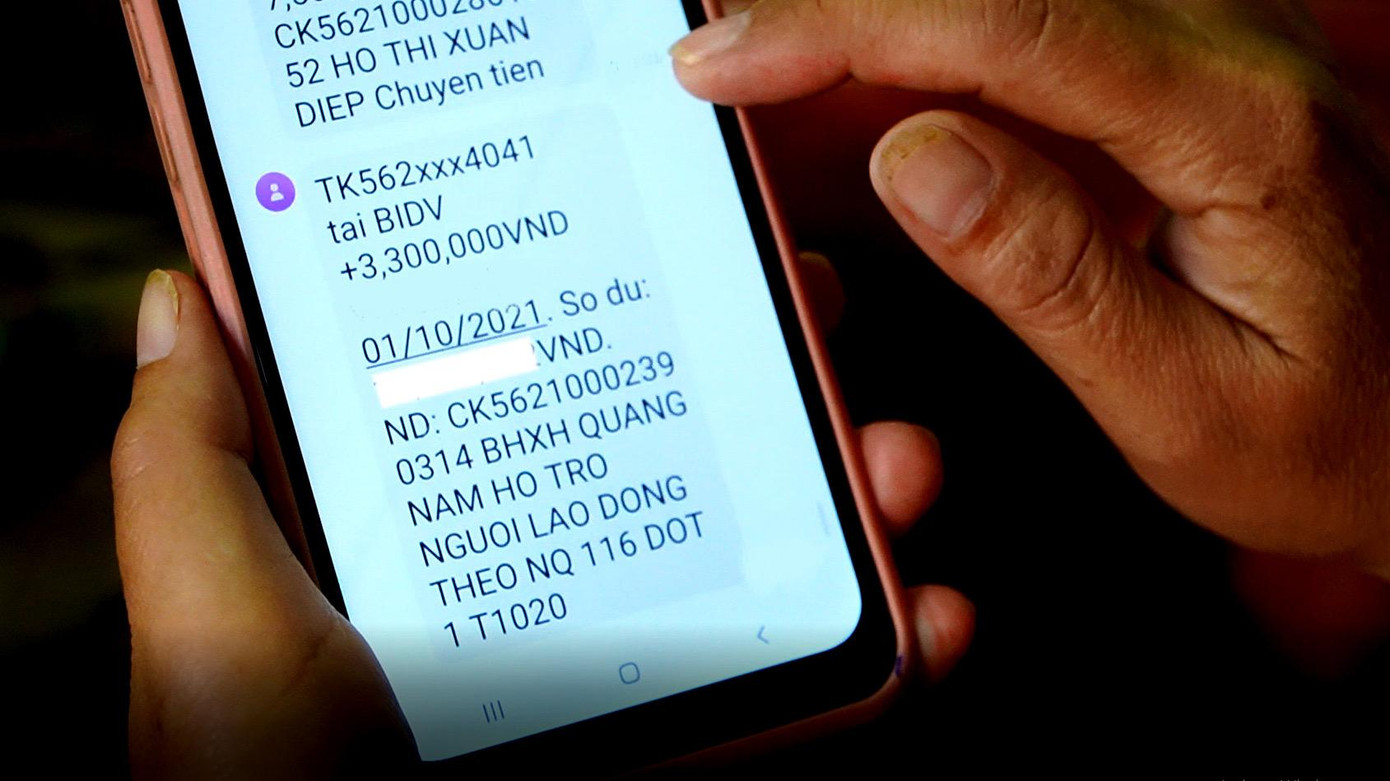 Người lao động nhận tiền hỗ trợ từ quỹ Bảo hiểm thất nghiệp năm 2021. (Ảnh minh họa)