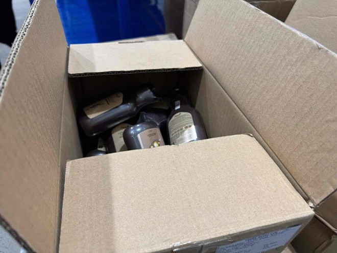 Sản phẩm dầu gội bị thu hồi đã được đóng gói tại kho của doanh nghiệp liên quan công ty của chồng Đoàn Di Băng. (Ảnh: HAC) Sản phẩm dầu gội bị thu hồi đã được đóng gói tại kho của doanh nghiệp liên quan công ty của chồng Đoàn Di Băng. (Ảnh: HAC)