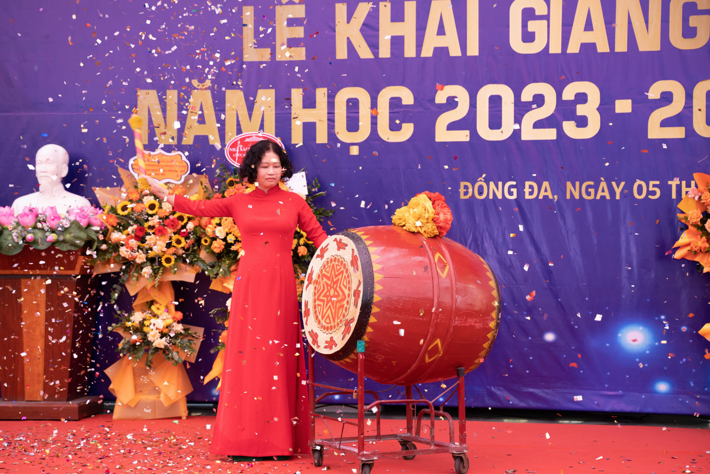 Nhà giáo Đỗ Ngọc Huệ - Hiệu trưởng nhà trường đánh trống khai giảng năm học mới.