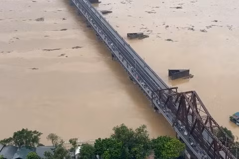 Đường sắt dừng chạy các tàu qua cầu Long Biên do nước sông Hồng dâng cao.