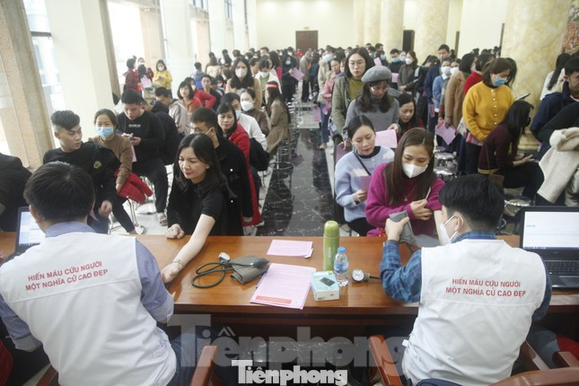 Từ sáng sớm, hội trường UBND thành phố Bắc Giang trở nên sôi động với hàng trăm người xếp hàng chờ đến lượt hiến máu.