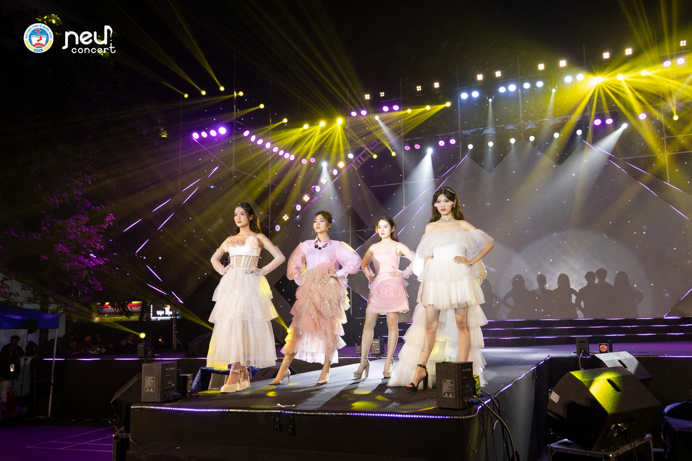 BST Fashion show - To the Universe do các bạn sinh viên của trường thiết kế và biểu diễn. BST Fashion show - To the Universe do các bạn sinh viên của trường thiết kế và biểu diễn.