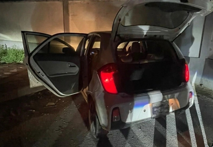 Đối tượng đeo khẩu trang đi trên xe ô tô Kia Morning bước xuống, áp sát, rồi bất ngờ bế cháu bé vào xe và tẩu thoát. (Ảnh: TTXVN) Đối tượng đeo khẩu trang đi trên xe ô tô Kia Morning bước xuống, áp sát, rồi bất ngờ bế cháu bé vào xe và tẩu thoát. (Ảnh: TTXVN)