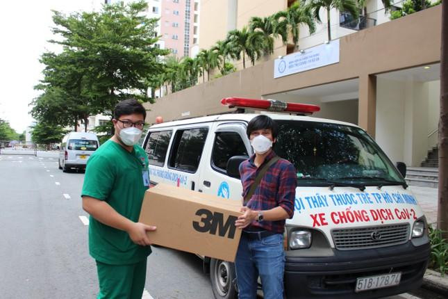 Khẩu trang N95 (3M) đã nhanh chóng được trao tặng Bệnh viện Dã chiến số 6. Ảnh: TPO