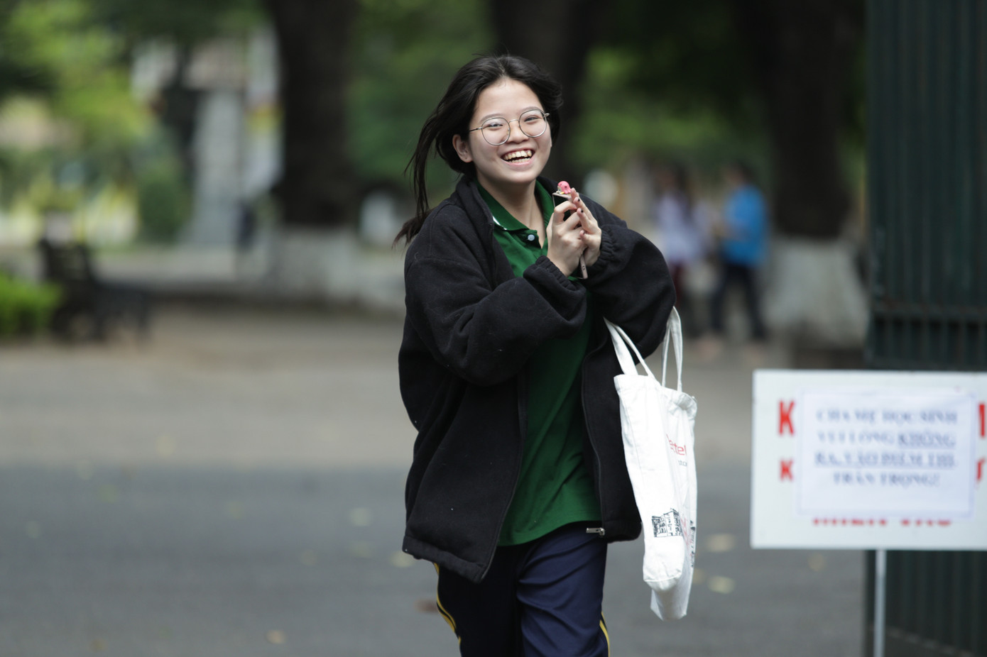 Thí sinh vui mừng sau khi hoàn thành kỳ thi vào lớp 10 tại Hà Nội. (Ảnh: Lê Vượng) Thí sinh vui mừng sau khi hoàn thành kỳ thi vào lớp 10 tại Hà Nội. (Ảnh: Lê Vượng)