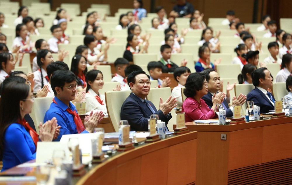 Đồng chí Vương Đình Huệ, Ủy viên Bộ Chính trị, Chủ tịch Quốc hội cùng các đồng chí lãnh đạo, nguyên lãnh đạo Đảng, Nhà nước, Quốc hội, Chính phủ và Ban Bí thư T.Ư Đoàn tham dự Phiên họp. (Ảnh: Bảo Anh)
