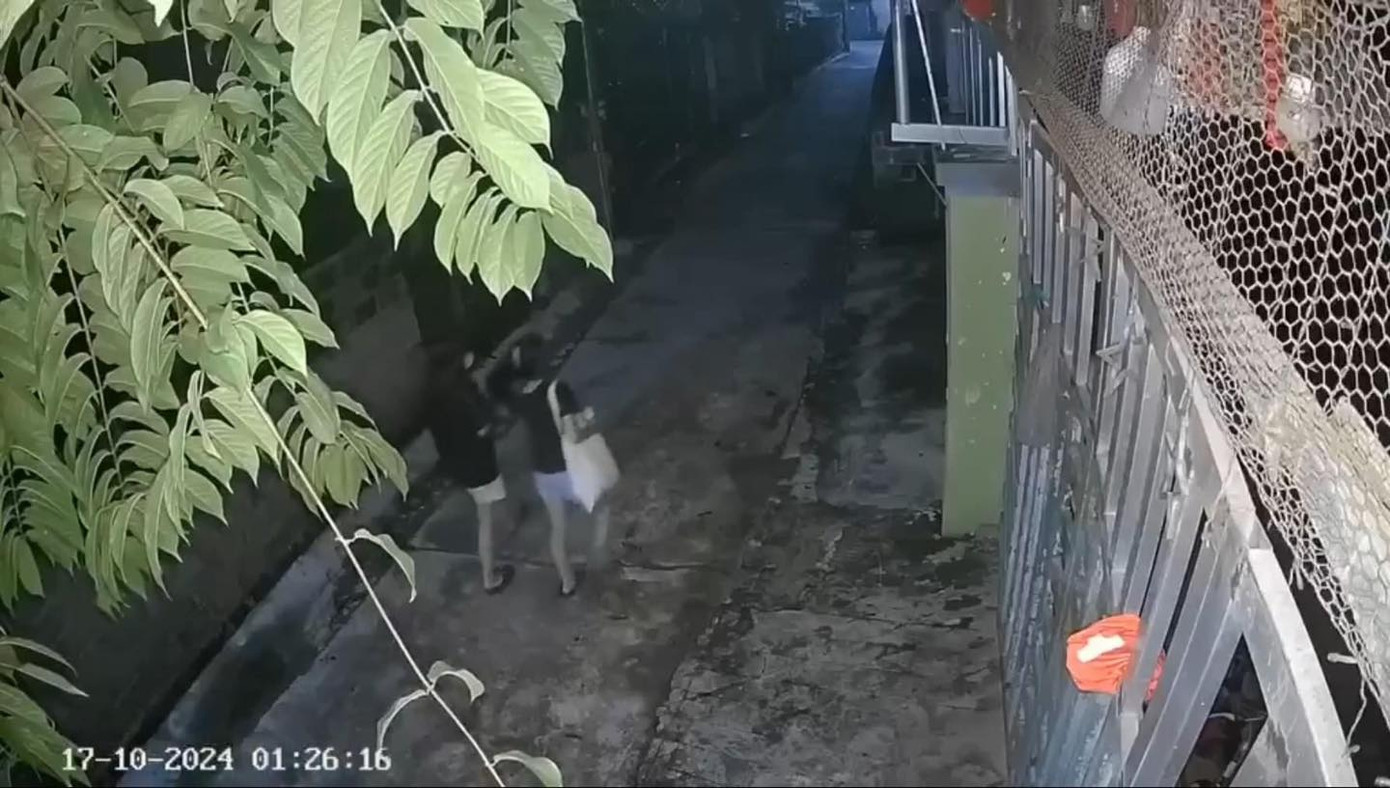 Camera ghi lại cảnh 2 nữ sinh rời nhà đi vào khoảng 1 rưỡi sáng nay.