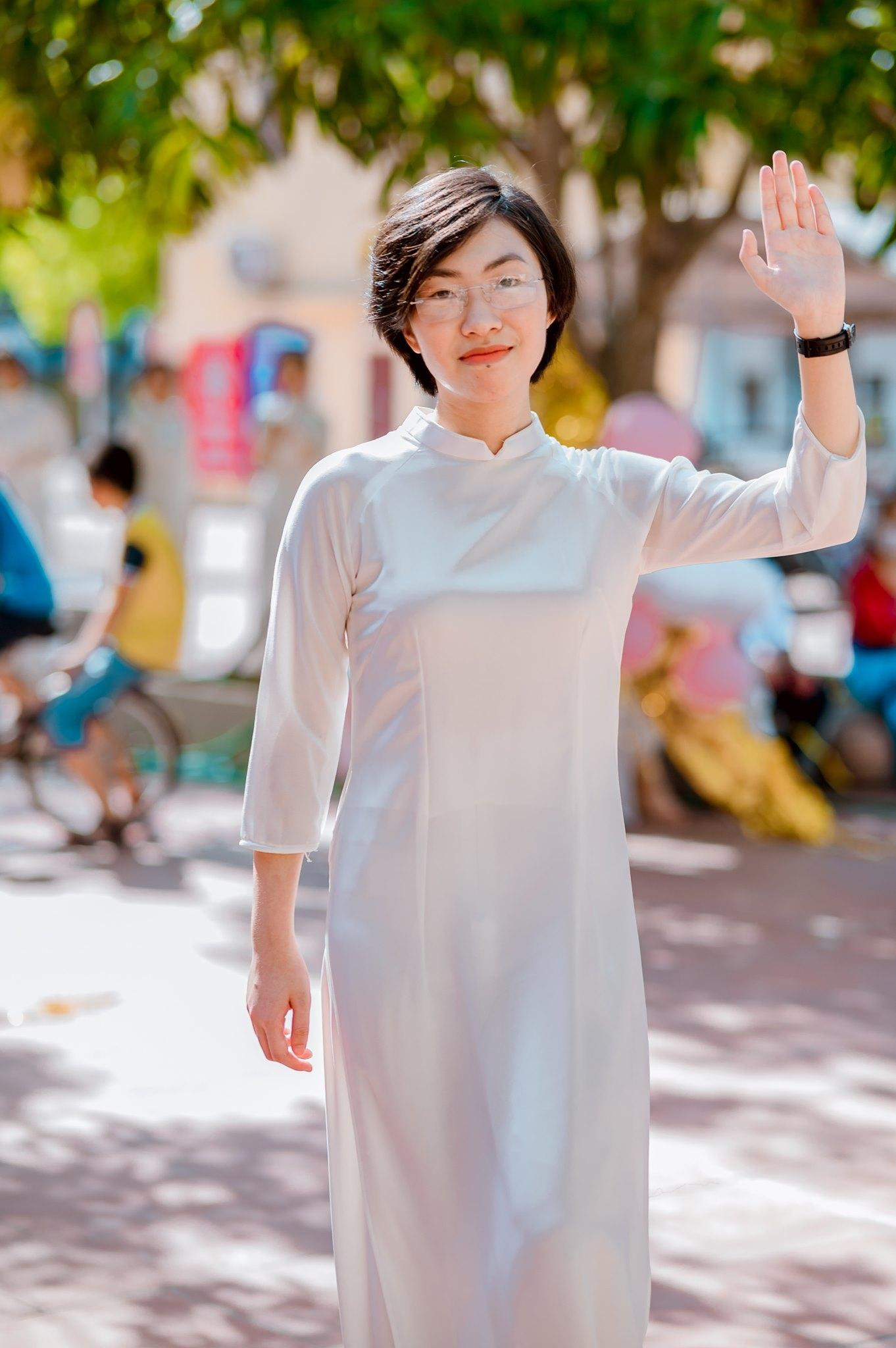 Thu Hằng là nữ sinh trường THPT Kim Sơn A (Ninh Bình). Thu Hằng là nữ sinh trường THPT Kim Sơn A (Ninh Bình).