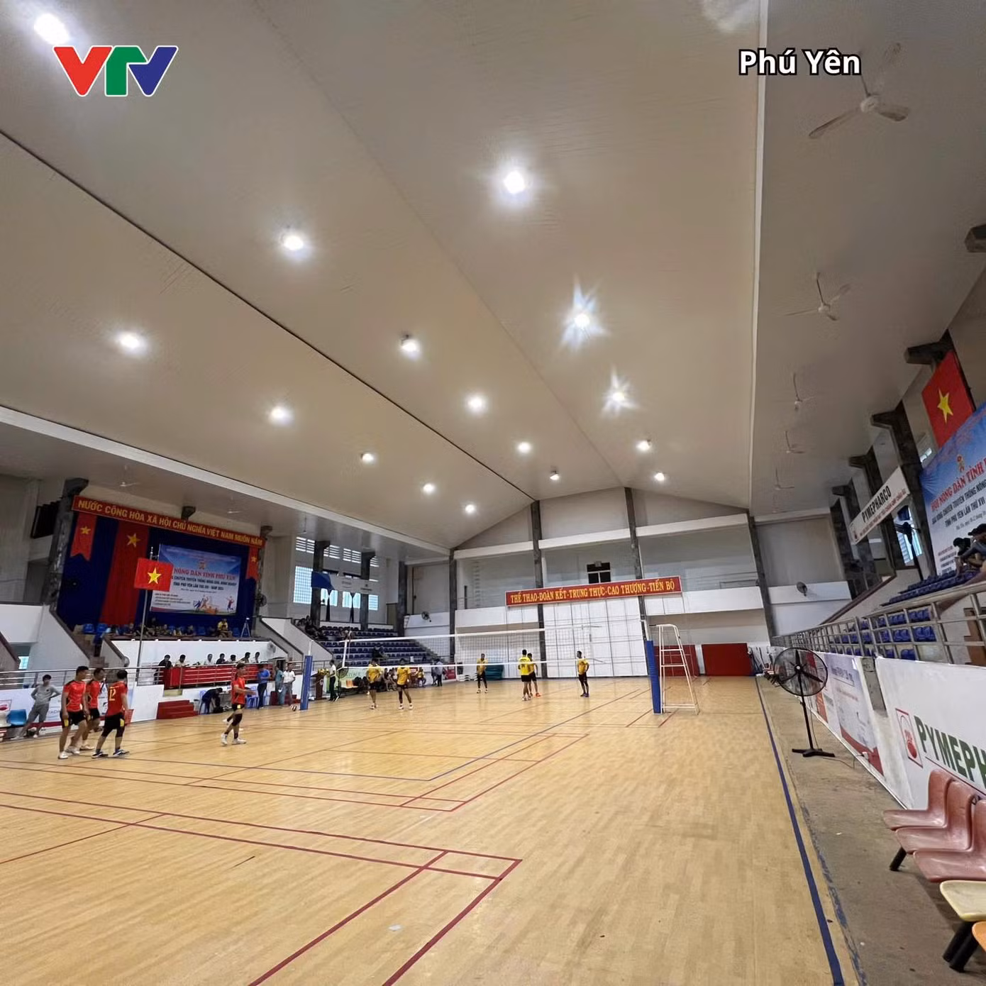 Ban sản xuất chương trình nhanh chóng di chuyển địa điểm để kịp phục vụ khán giả vào ngày mai 13/10. (Ảnh: VTV) Ban sản xuất chương trình nhanh chóng di chuyển địa điểm để kịp phục vụ khán giả vào ngày mai 13/10. (Ảnh: VTV)