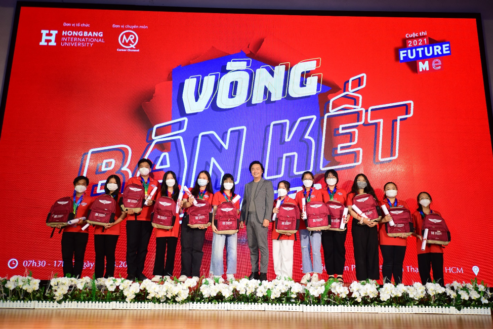 Top 80 thí sinh Vòng bán kết được HIU trao balo - trao niềm tin chắp cánh ước mơ cho các em.