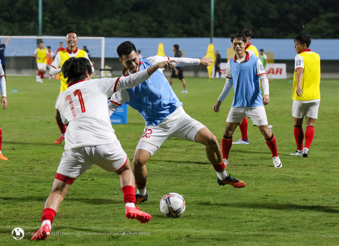 ĐT Việt Nam tập luyện chuẩn bị cho cuộc chạm trán với ĐT Iraq vào ngày mai 21/11. (Ảnh: VFF)