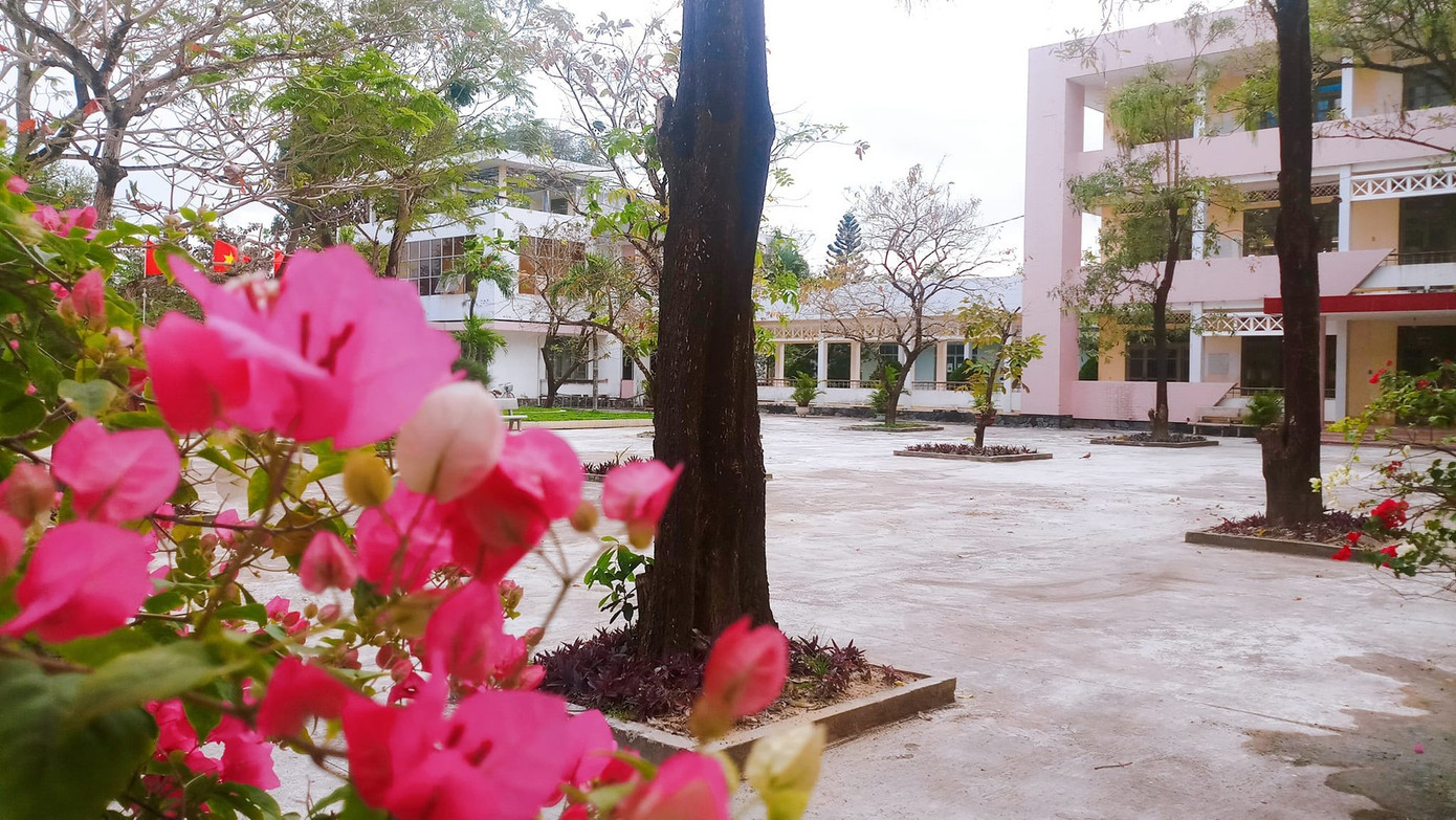 Khuôn viên trường THPT Lê Hồng Phong (Tây Hòa, Phú Yên).