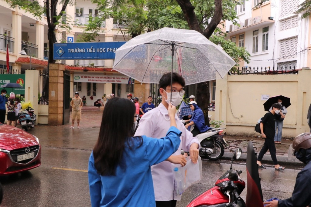 TNV nhường ô cho thí sinh. (Ảnh: An Nhiên - Duy Linh)