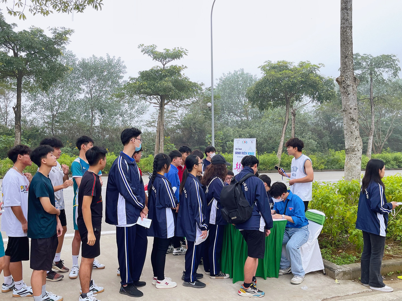 Các bạn sinh viên xếp hàng đăng ký Hội thao. Các bạn sinh viên xếp hàng đăng ký Hội thao.