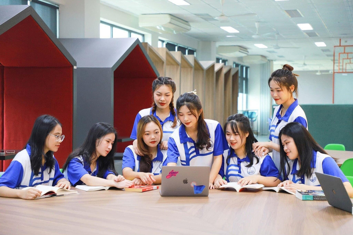 Sinh viên Đại học Quốc gia Hà Nội. Sinh viên Đại học Quốc gia Hà Nội.