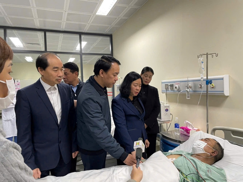 Bí thư Thành ủy Hà Nội Bùi Thị Minh Hoài thăm, động viên nạn nhân vụ cháy đang điều trị tại Bệnh viện E.