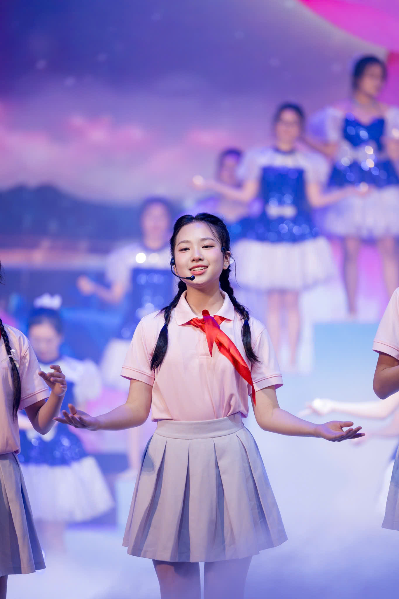 Mỗi hoạt động lại là cơ hội để cô bạn trau dồi thêm và phát triển bản thân. Mỗi hoạt động lại là cơ hội để cô bạn trau dồi thêm và phát triển bản thân.