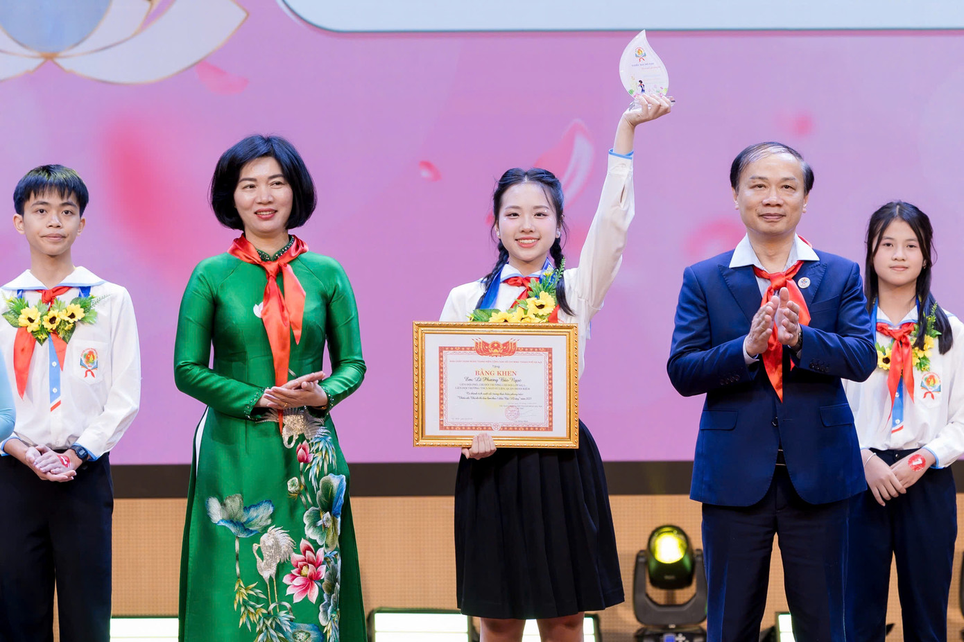 Cô bạn nữ sinh trường THCS Ngô Sỹ Liên tích cực tham gia các hoạt động ngoại khóa. Cô bạn nữ sinh trường THCS Ngô Sỹ Liên tích cực tham gia các hoạt động ngoại khóa.