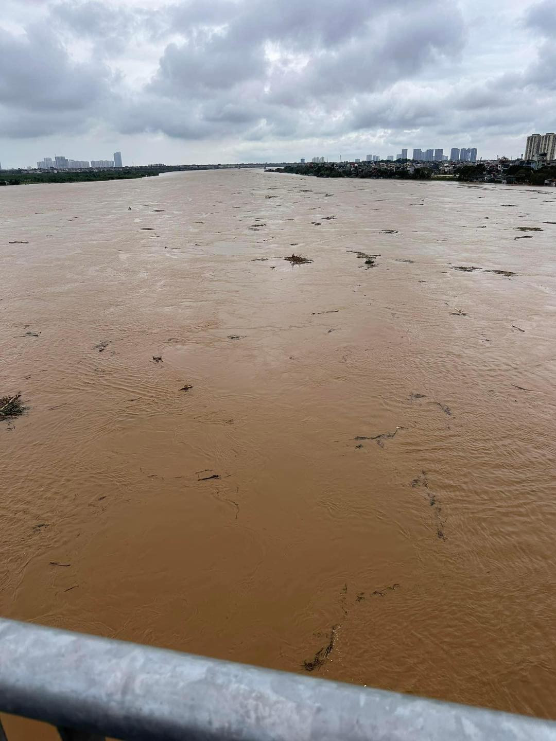 Mực nước sông Hồng đã dâng tới mức báo động. (Ảnh: KSC) Mực nước sông Hồng đã dâng tới mức báo động. (Ảnh: KSC)