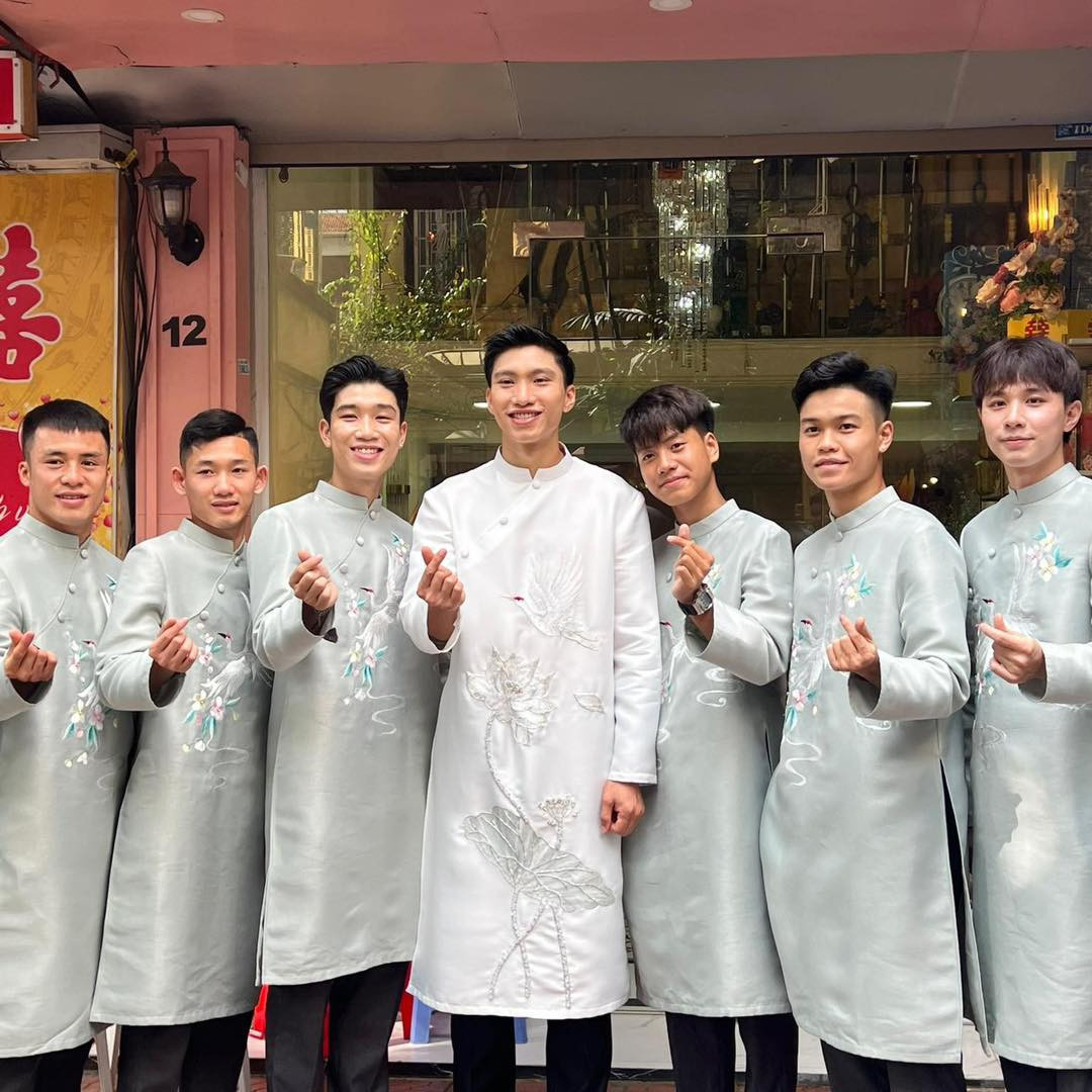 Dàn bê tráp bao gồm nhiều cầu thủ điển trai như: Hai Long, Trọng Long, Xuân Thịnh hay Đức Anh. Dàn bê tráp bao gồm nhiều cầu thủ điển trai như: Hai Long, Trọng Long, Xuân Thịnh hay Đức Anh.