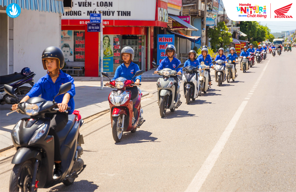 Sinh viên trên đường di chuyển đến địa điểm tình nguyện. Sinh viên trên đường di chuyển đến địa điểm tình nguyện.