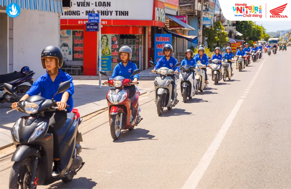 Sinh viên trên đường di chuyển đến địa điểm tình nguyện.