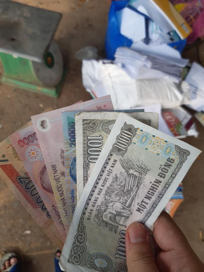 Một bạn học sinh khoe số tiền thu về sau khi "thanh lý" đống sách vở, tài liệu cũ.