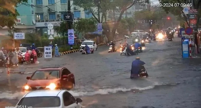 Mưa lớn dẫn đến nhiều tuyến đường ngập sâu trong sáng 18/9 khiến nhiều phương tiện phải dắt bộ, giao thông gặp nhiều khó khăn. (Ảnh: Phát triển Đà Nẵng)