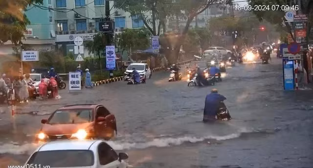Mưa lớn dẫn đến nhiều tuyến đường ngập sâu trong sáng 18/9 khiến nhiều phương tiện phải dắt bộ, giao thông gặp nhiều khó khăn. (Ảnh: Phát triển Đà Nẵng)