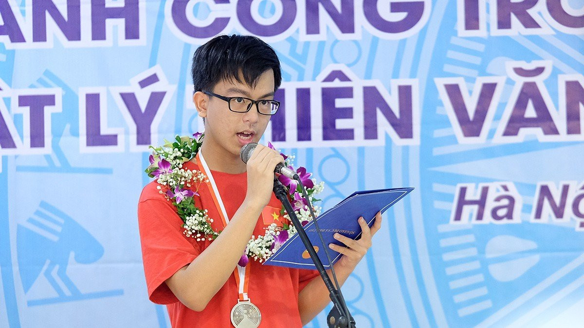 Phạm Thế Minh, học sinh lớp 12 chuyên Lí, Trường THPT Chuyên Hà Nội Amsterdam phát biểu cảm ơn thầy cô, cha mẹ sau khi giành Huy chương Bạc.