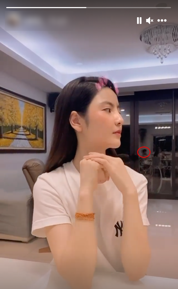 Bóng dáng phản chiếu trên cửa kính kia có phải là Quang Hải không ta? Bóng dáng phản chiếu trên cửa kính kia có phải là Quang Hải không ta?