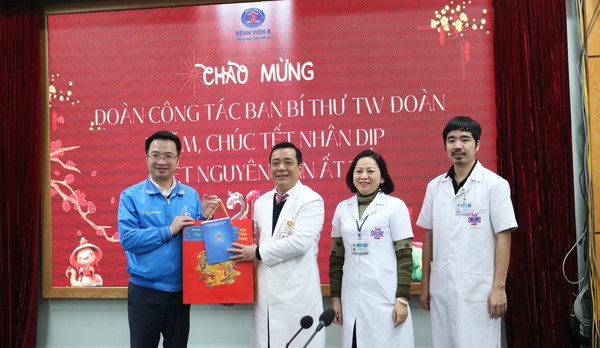 Đồng chí Nguyễn Tường Lâm trao tặng phần quà ý nghĩa gửi tới các y bác sĩ đang làm việc tại bệnh viện K (cơ sở Tân Triều) nhằm ghi nhận sự cống hiến, tận tụy, không quản ngại vất vả, làm việc trong ngày Tết.