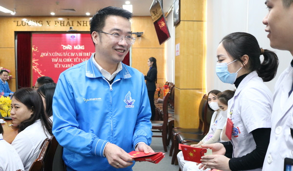 Đồng chí Nguyễn Tường Lâm lì xì cho cán bộ bệnh viện.