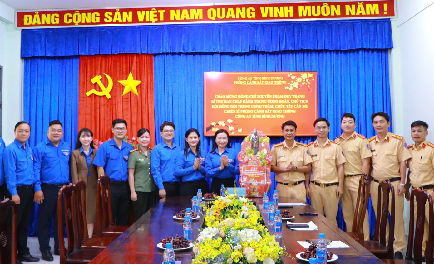 Các đại biểu chụp ảnh lưu niệm tại chương trình.