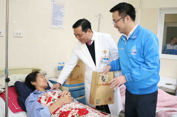 Bí thư T.Ư Đoàn Nguyễn Tường Lâm thăm, tặng quà các bệnh nhân đang điều trị tại bệnh viện K (cơ sở Tân Triều) không thể về quê đoàn tụ với gia đình trong ngày lễ cổ truyền của dân tộc.