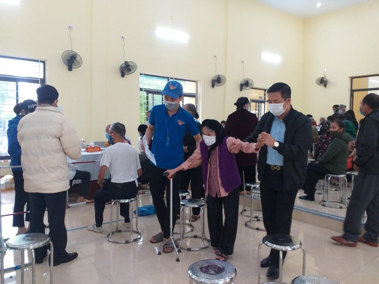 Say mê với các hoạt động tình nguyện xã hội vì cộng đồng của nam sinh viên. Say mê với các hoạt động tình nguyện xã hội vì cộng đồng của nam sinh viên.