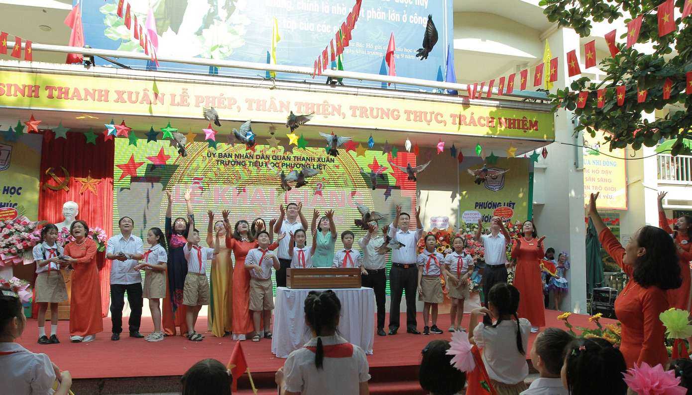 Đại diện học sinh và các vị đại biểu thực hiện truyền thống của trường.